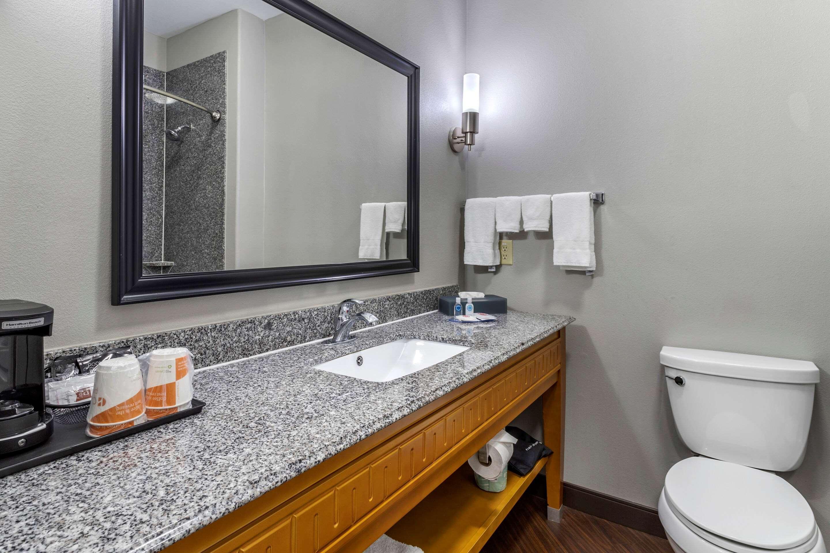 Comfort Inn & Suites Кливленд Экстерьер фото