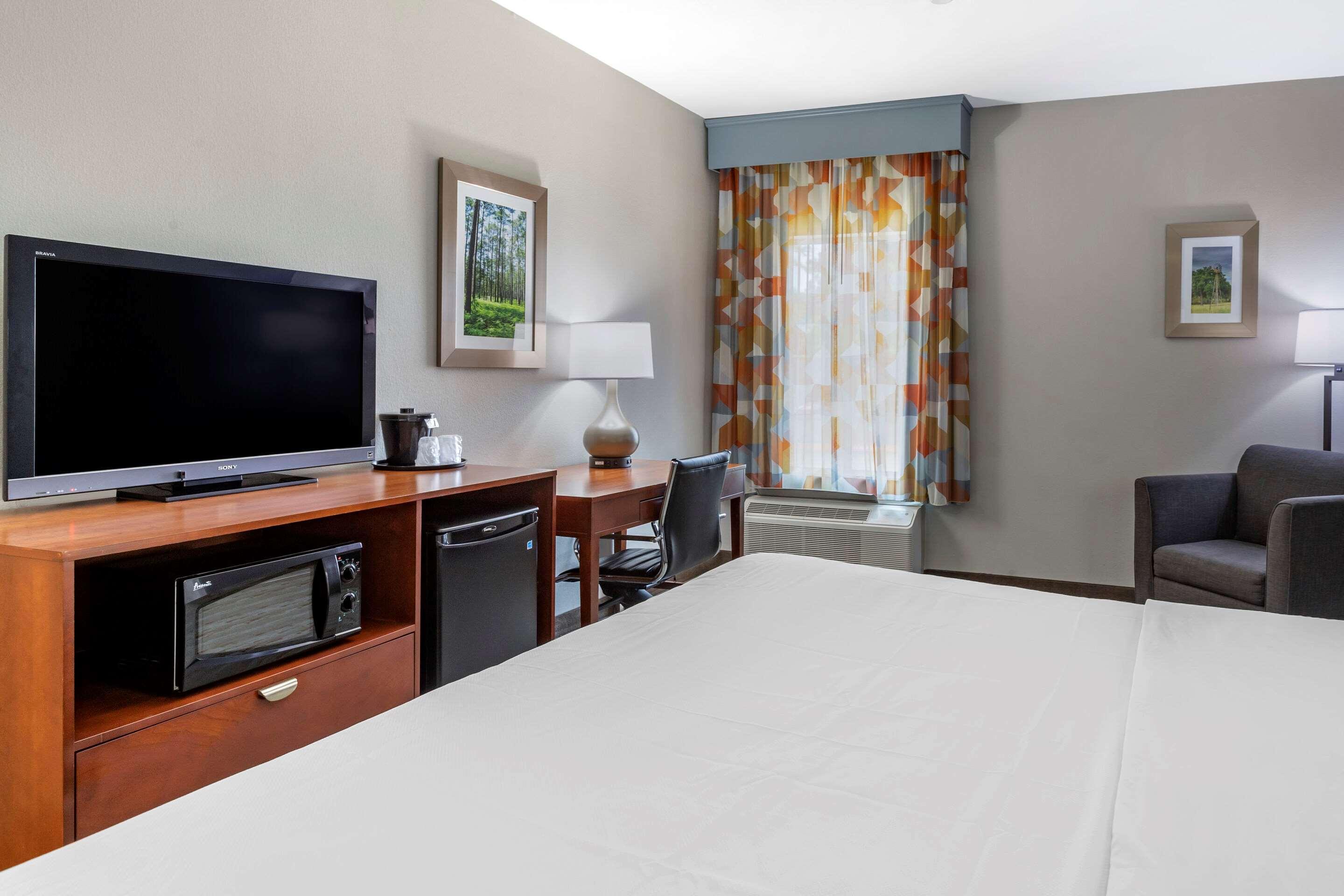 Comfort Inn & Suites Кливленд Экстерьер фото