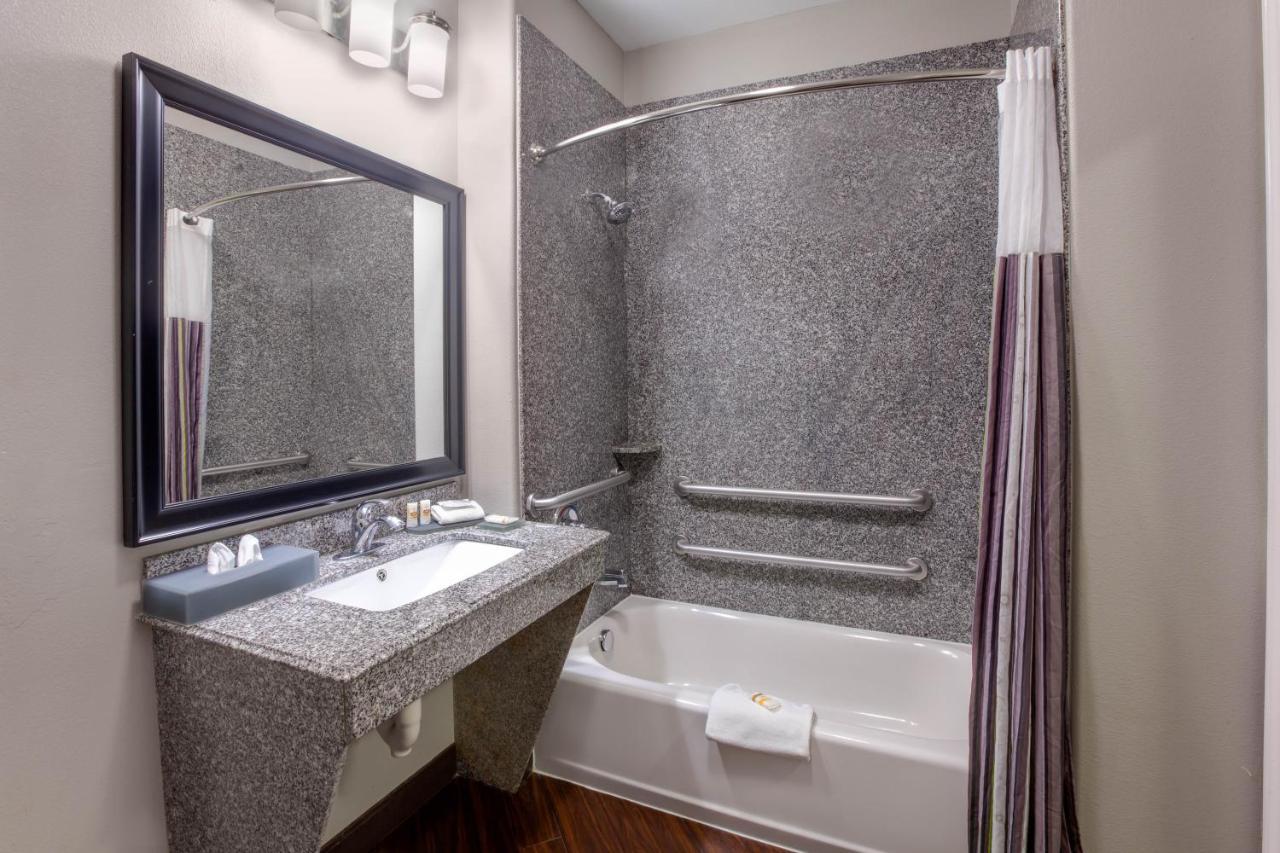 Comfort Inn & Suites Кливленд Экстерьер фото